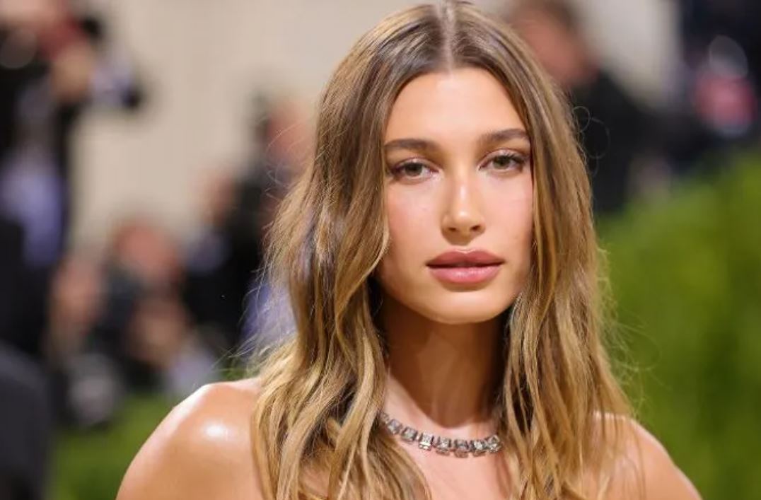 Hailey Baldwin Phone Number, Fanmail Address and Contact Details